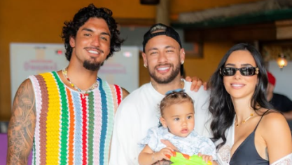 Neymar, com Mavie no colo, ao lado de Gabriel Medina e Bruna Biancardi no aniversário do surfista