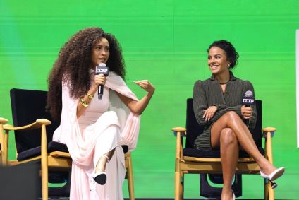 Taís Araújo (Raquel) Bella Campos (Maria de Fátima) se juntam ao bate papo no palco