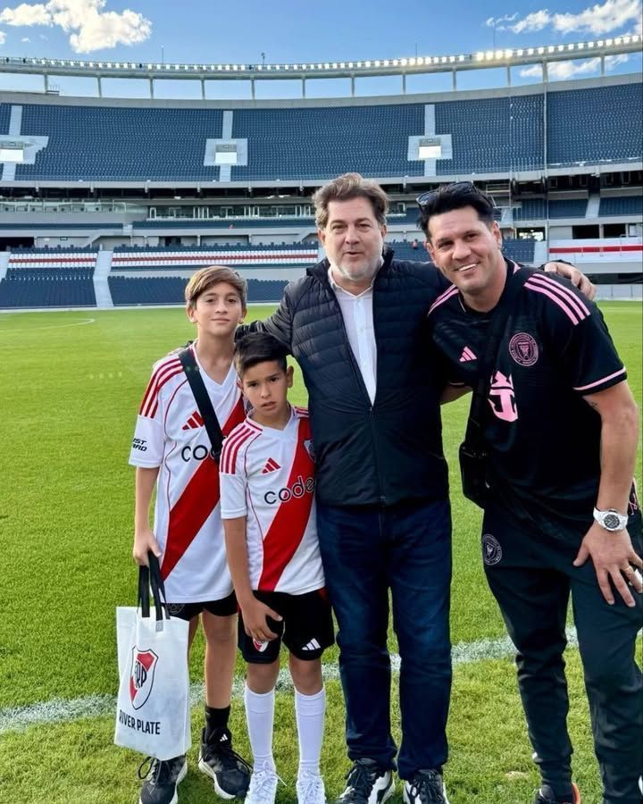 Thiago Messi (esq.) visitou o Monumental de Núñez • Reprodução