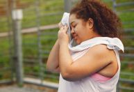 Urticária colinérgica: entenda o que causa alergia ao suor