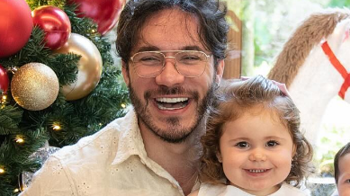 Eliezer brinca de entrevista e pergunta para Lua de quem ela gosta mais