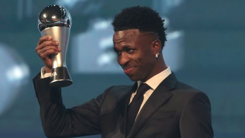 Vini Jr. com o prêmio de melhor do mundo da FIFA