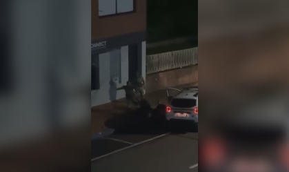Policial agride motociclista imobilizado e discute com mulher no RS