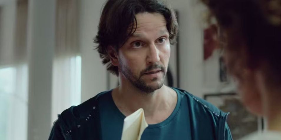 Vladimir Brictha interpreta Tomás em "Pedaço de Mim", da Netflix • Reprodução/Netflix