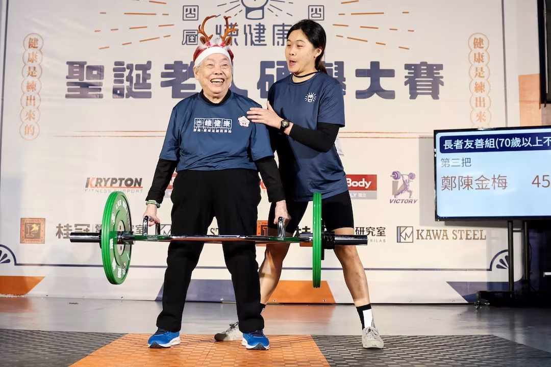 "Vovó de Taiwan": levantadora de peso de 90 anos é aplaudida em torneio