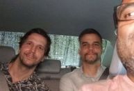 Motorista leva Wagner Moura e Vladimir Brichta como passageiros e foto viraliza