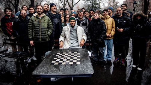 Wembanyama posa para foto com fãs que toparam desafio de xadrez em parque de Nova York