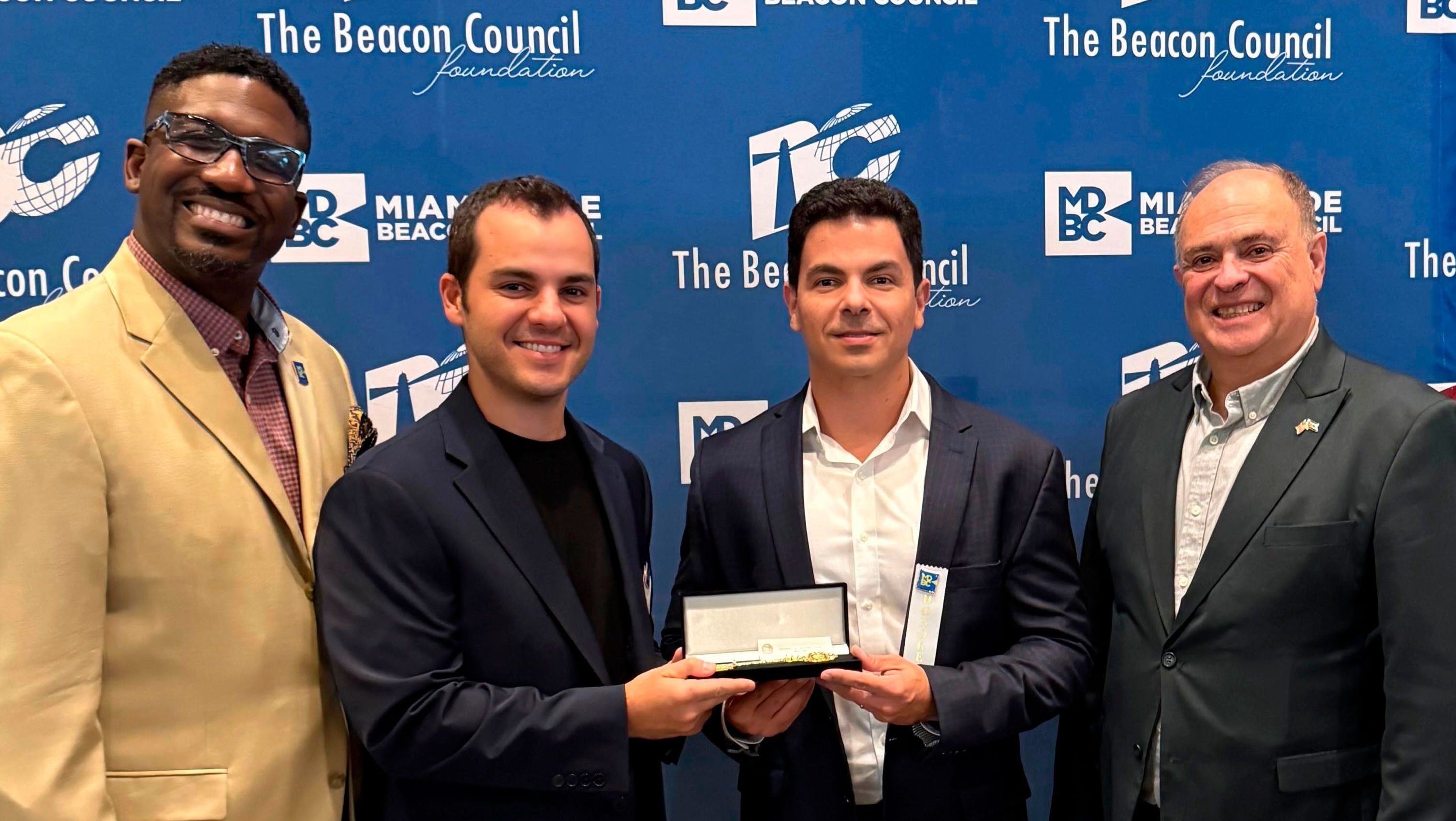 Da esquerda para a direita: Rodrick Miller, presidente e CEO do Beacon Council; Kaio Philipe, diretor de negócios e marketing da Inter&Co; Ray Chalub, diretor de operações da Inter&Co; e representante do Condado de Miami-Dade