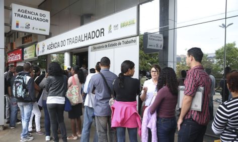 Fila de pessoas agência do trabalhador