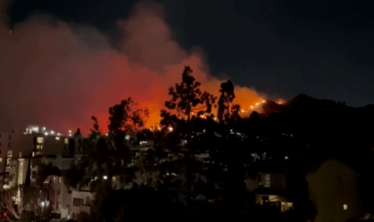 Incêndios se espalham em Hollywood; 100 mil pessoas são obrigadas a se deslocar