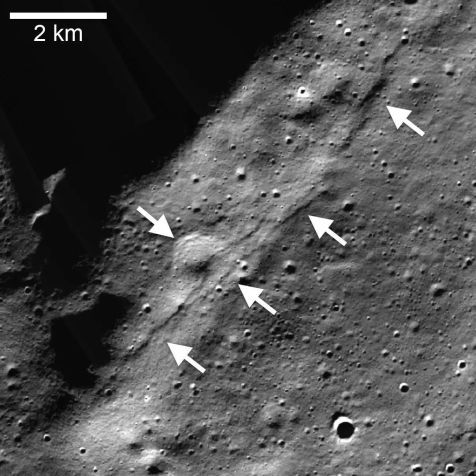 Câmera do Orbitador de Reconhecimento Lunar da Nasa mostra escarpas lobadas perto do polo sul lunar. • NASA/LRO/LROC/ASU/Smithsonian Institution