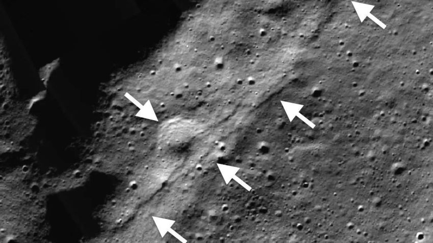 Câmera do Orbitador de Reconhecimento Lunar da Nasa mostra escarpas lobadas perto do polo sul lunar. • NASA/LRO/LROC/ASU/Smithsonian Institution