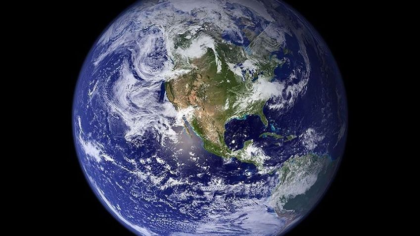 A famosa Bola de Gude Azul de 2002 pode não ser tão sólida quanto se pensava • NASA’s Earth Observatory