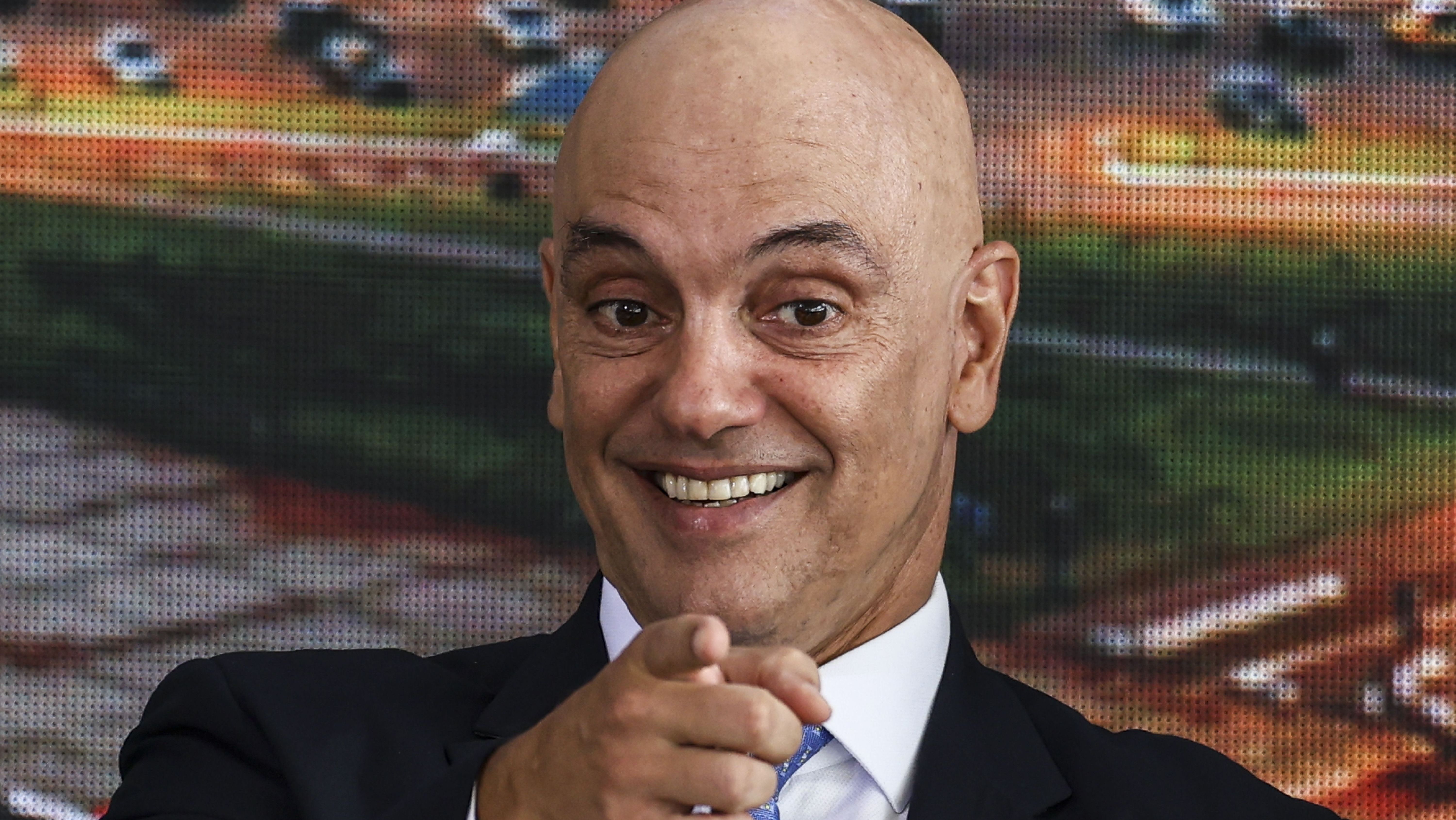 O ministro do Supremo Tribunal Federal, Alexandre de Moraes, participa de eventos em referência aos episódios antidemocráticos ocorridos em 8 de janeiro de 2023: a reintegração das obras de arte destruídas nos ataques antidemocráticos, a reincorporação ao acervo do palácio o relógio do Século XVII e uma ânfora - tidos como símbolos da dificuldade e delicadeza nos trabalhos de restauração; e o descerramento do painel As Mulatas, que foi vandalizado no mesmo ataque, recuperado e, agora devolvido ao seu local original, o 3º andar do Palácio do Planalto