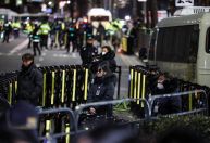 Autoridades sul-coreanas iniciam ação para prender presidente afastado