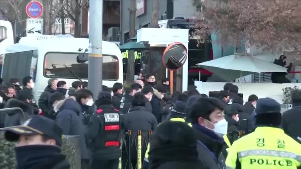 South Korea investigating authorities arrive to arrest impeached president Yoon