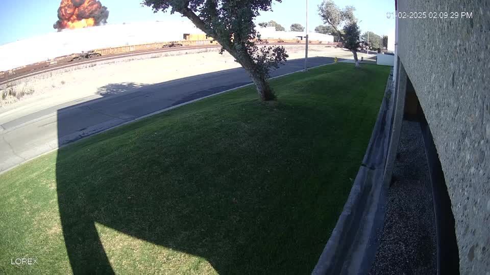 Video captures moment a plane crashes into warehouse in California
