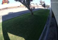 Veja momento em que avião de pequeno porte cai em galpão na Califórnia