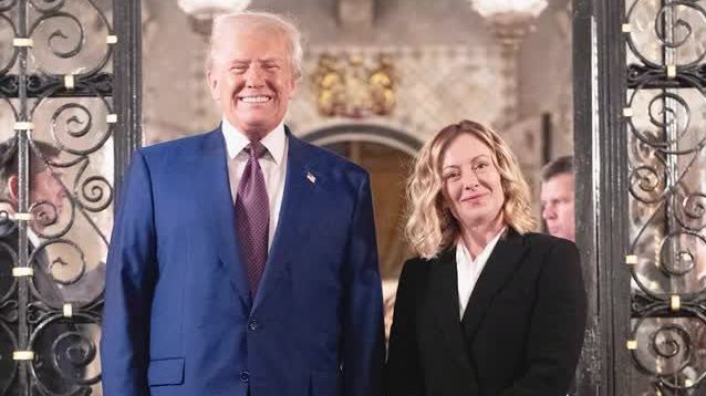 Donald Trump e primeira-ministra da Itália, Giorgia Meloni, em Mar-a-Lago, na Flórida