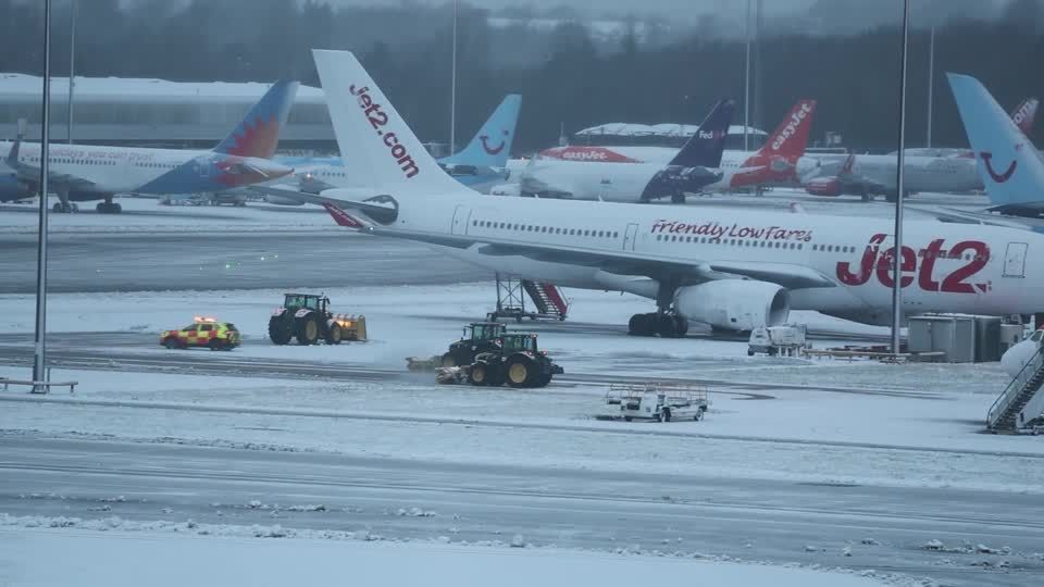 Aeroporto de Manchester, na Inglaterra, é temporariamente fechado devido a neve
