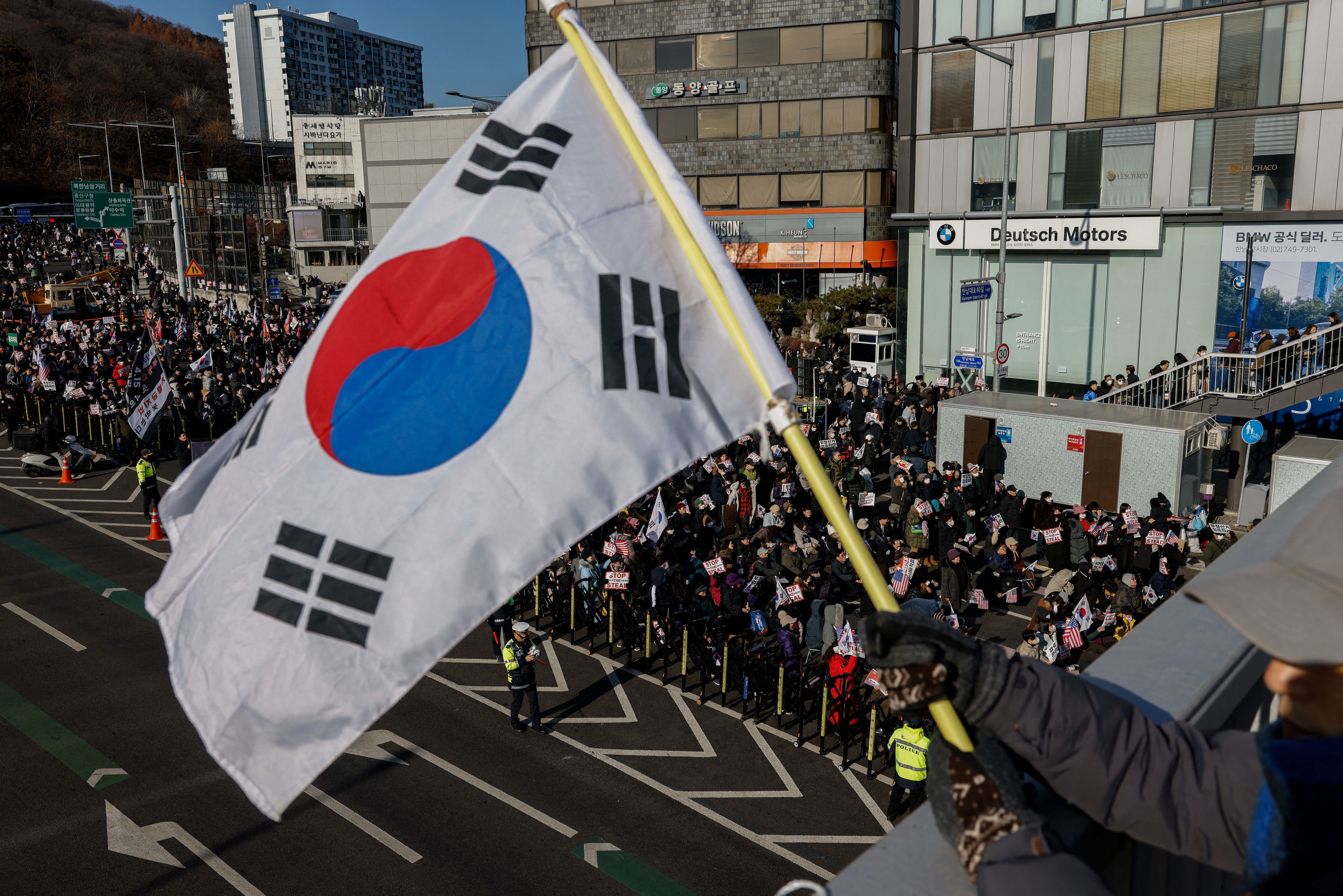 Manifestantes fazem protesto a favor do presidente afastado da Coreia do Sul, Yoon Suk Yeol em Seul
