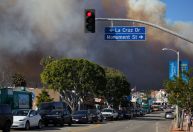 Grande incêndio florestal atinge Los Angeles e provoca retiradas nos EUA