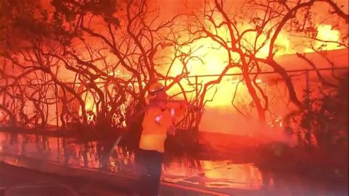 Bombeiros combatem incêndio florestal violento em Pacific Palisades na área de Los Angeles