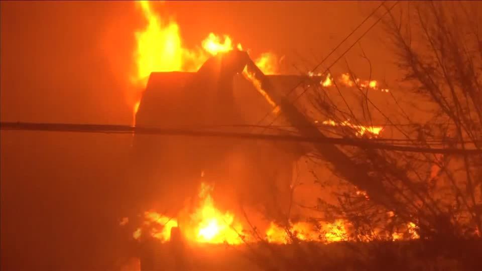 Firefighters battle Eaton Fire as it consumes Pasadena Jewish temple