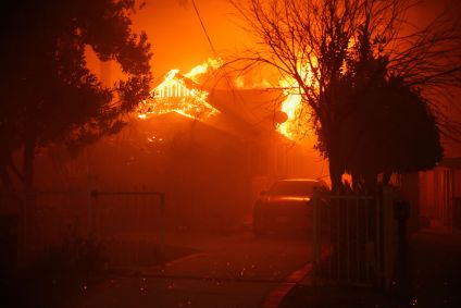 Casa queima durante incêndios florestais na área de Los Angeles