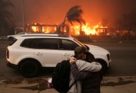 "Zona de guerra": sobreviventes de incêndio em Los Angeles relatam medo e pânico