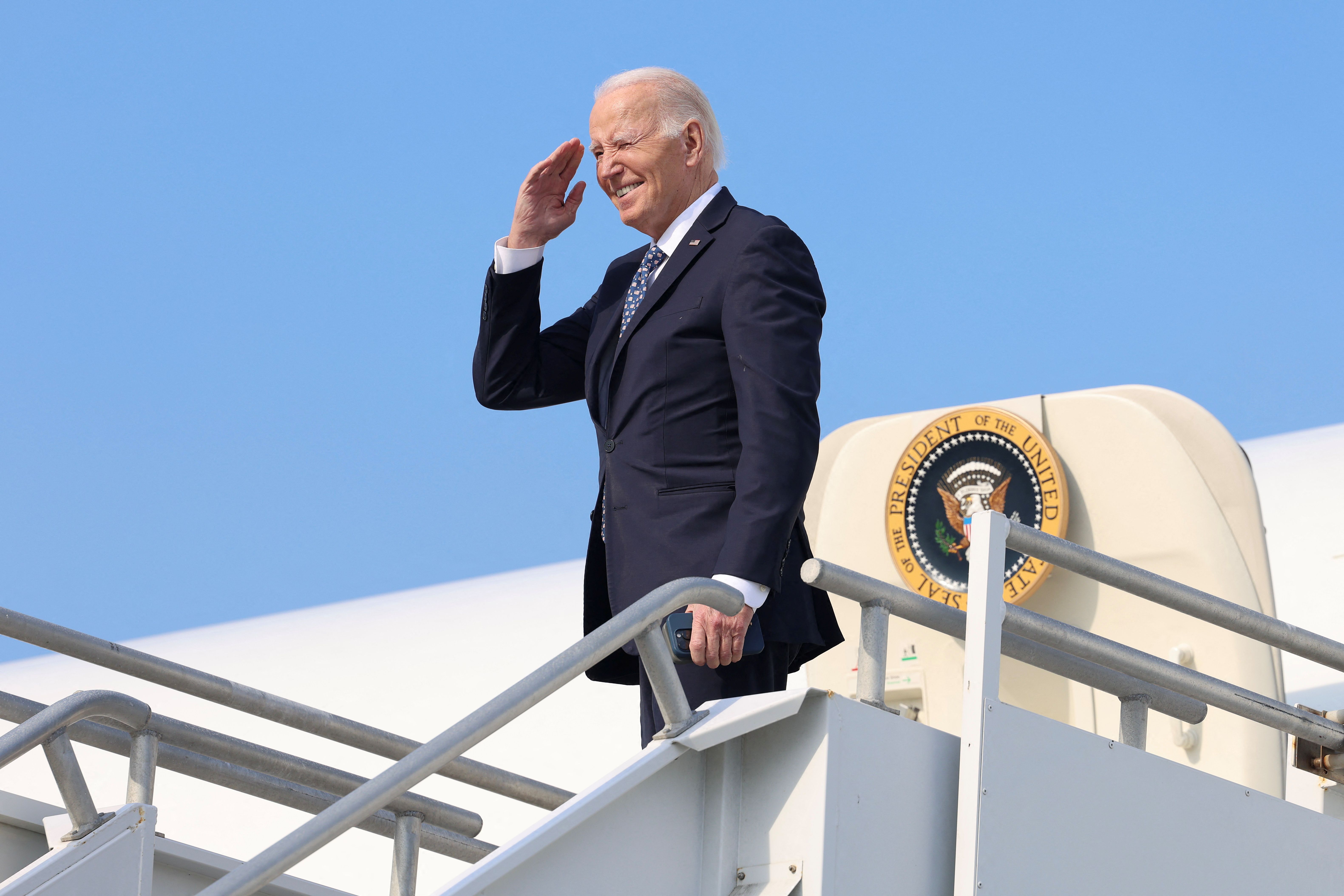 Presidente dos EUA, Joe Biden, acena antes de entrar no Força Aérea Um, em Los Angeles, na Califórnia