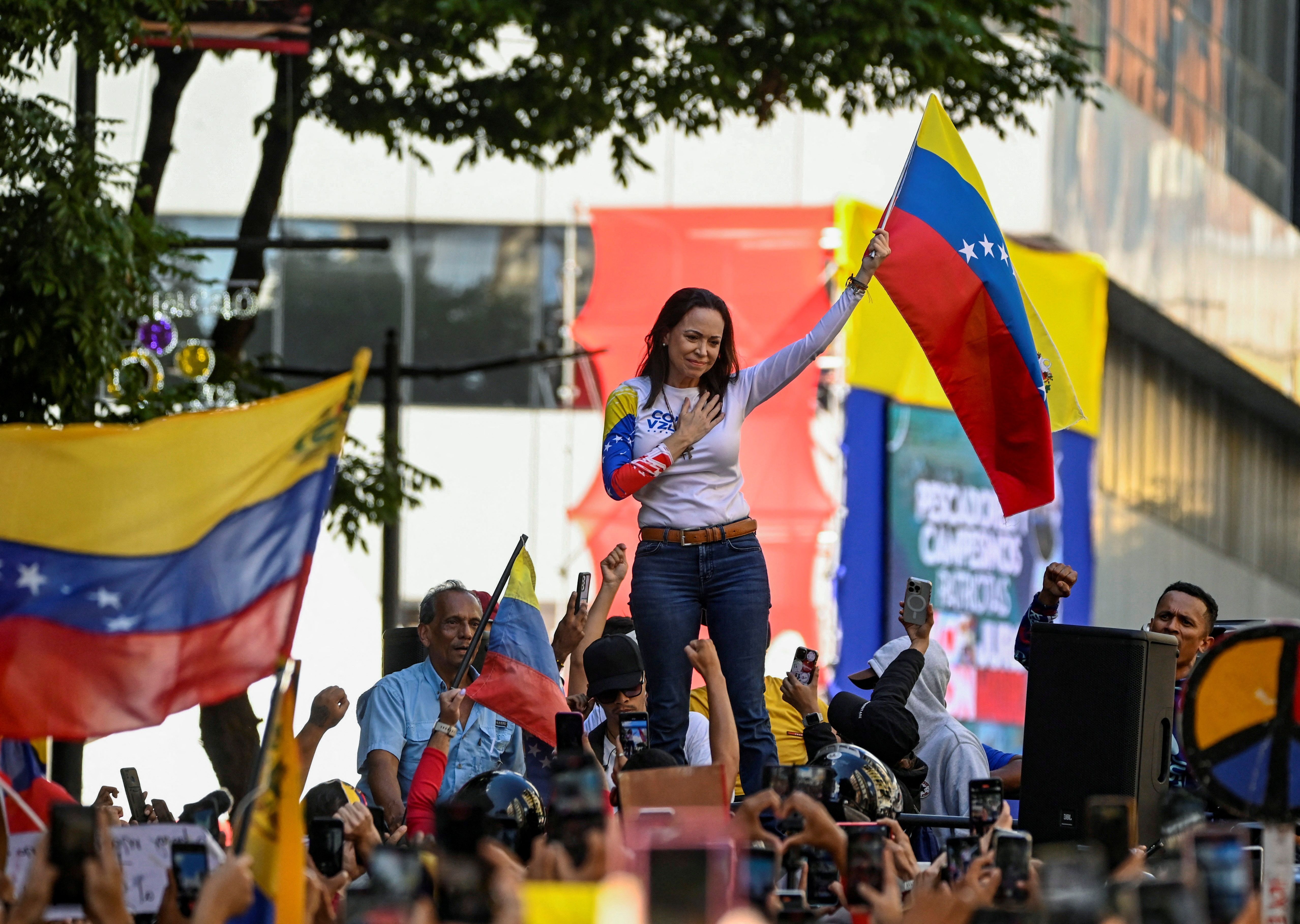María Corina Machado discursa durante protesto em Caracas