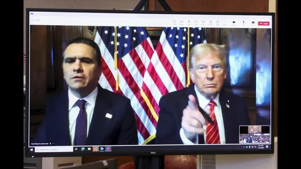 Fotografias de Trump enquanto ele aparece virtualmente na audiência para sentença do caso de suborno a atriz pornô