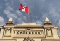 Congresso do Peru proíbe uso de minissaias por funcionárias