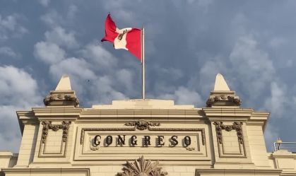 Congresso do Peru proíbe uso de minissaias por funcionárias