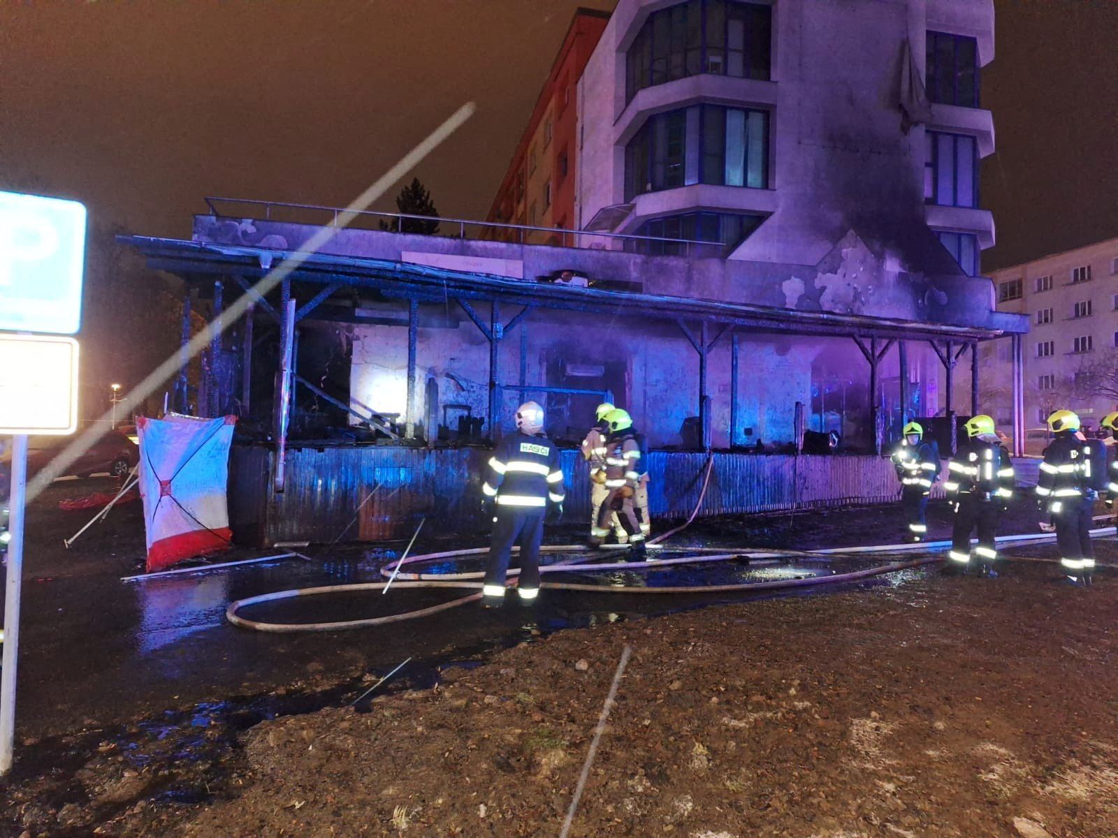 Bombeiros trabalham no local de uma explosão em um restaurante na cidade de Most, na República Tcheca