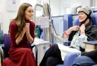 Kate Middleton visita hospital onde recebeu tratamento de câncer
