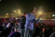 Palestinos em Khan Younis, na Faixa de Gaza, celebram acordo de cessar-fogo