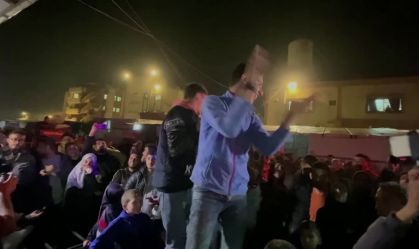 Palestinos em Khan Younis, na Faixa de Gaza, celebram acordo de cessar-fogo