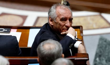 Premiê da França sobrevive a votos de desconfiança no Parlamento