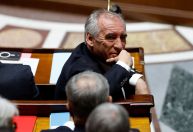 Partido Socialista da França desiste de voto de desconfiança contra premiê