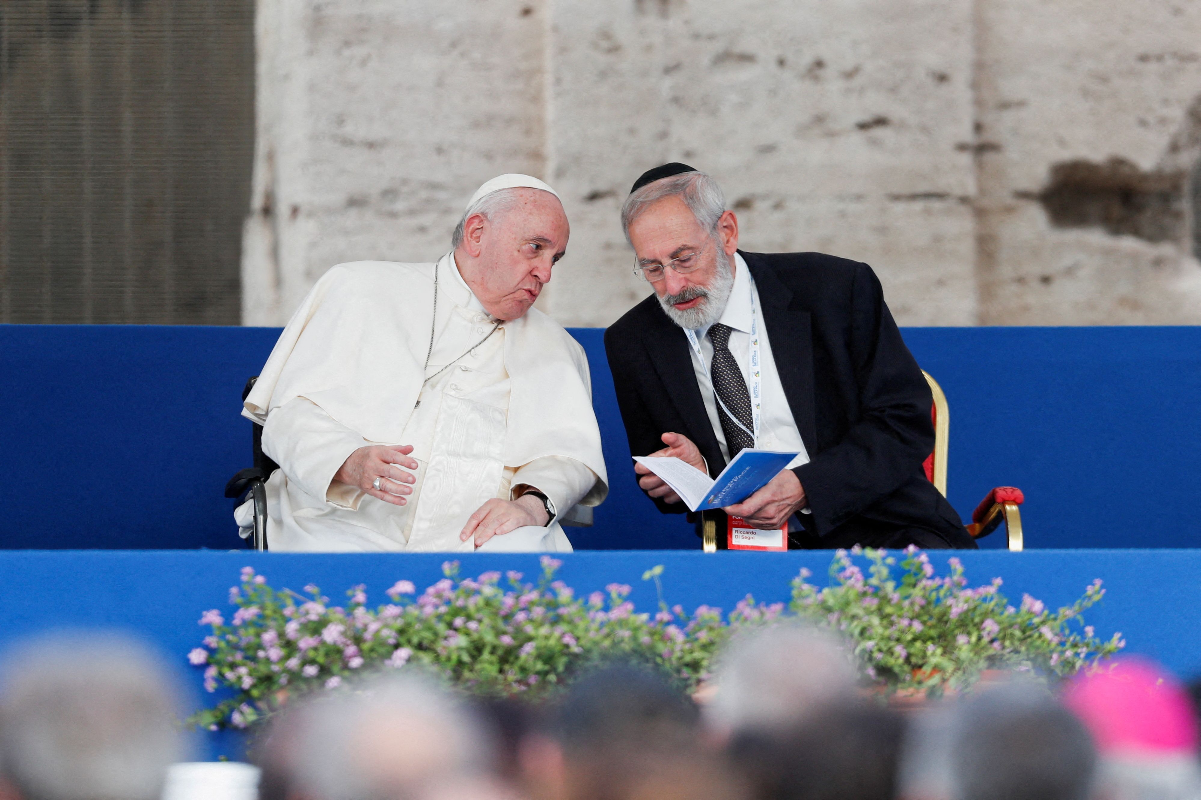 Rabino Riccardo Di Segni e o papa Francisco conversam durante evento em 2022