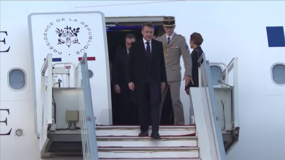 Macron chega ao Líbano
