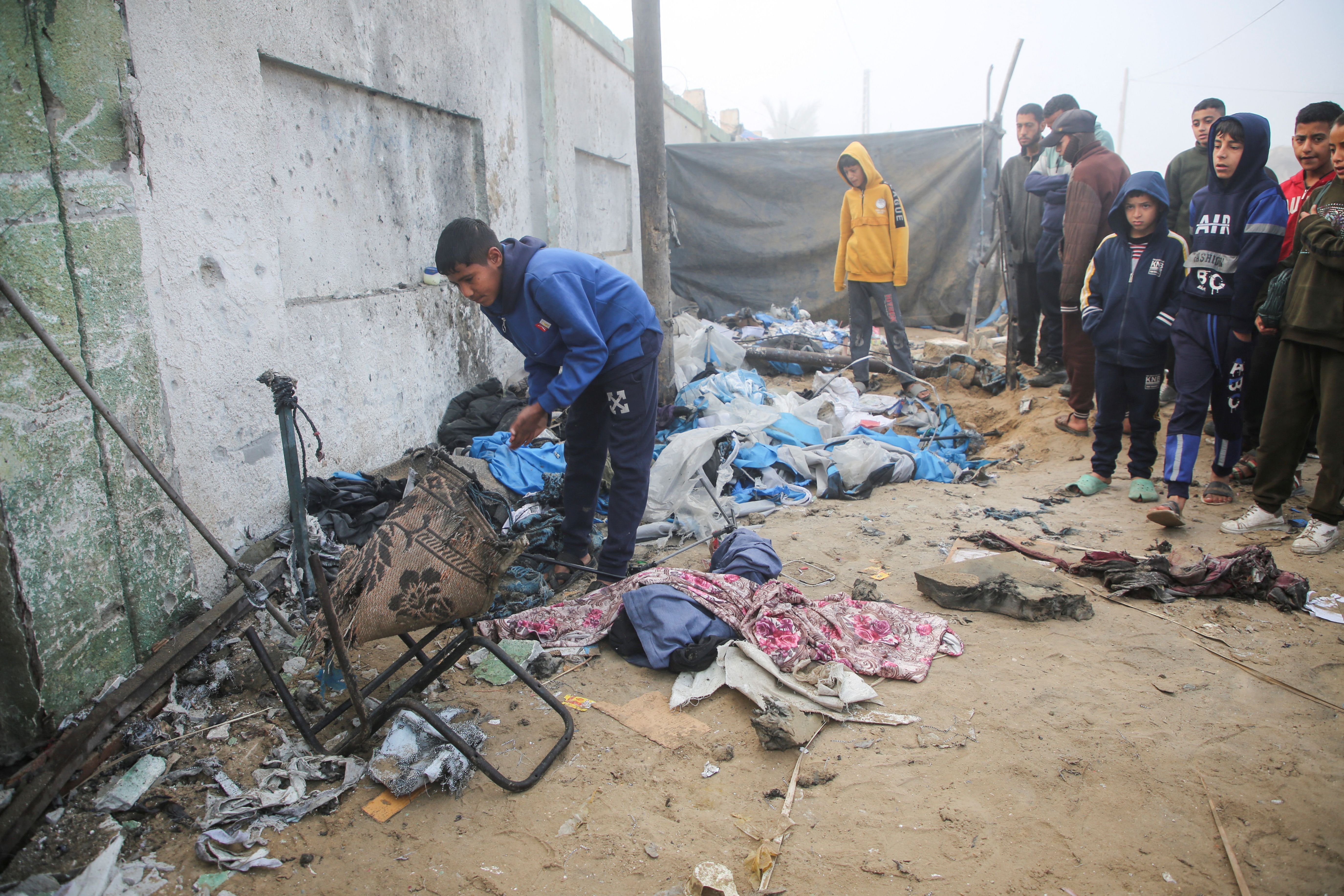 Palestinos observam danos em Khan Younis
