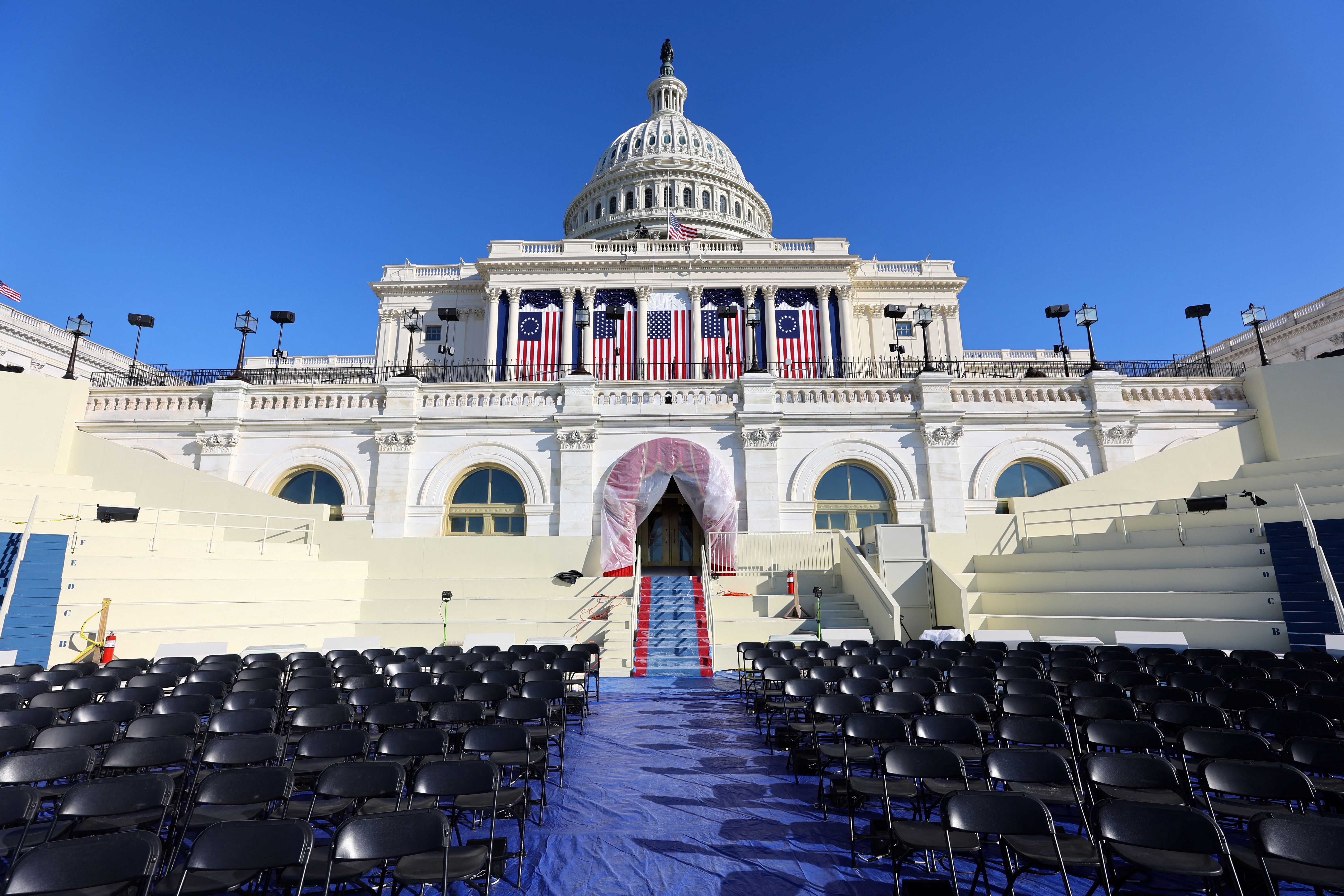 Prédio do Capitólio, sede do Congresso dos EUA, preparado para posse do presidente eleito Donald Trump