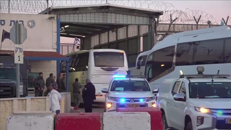 Busses ready to return Palestinian prisoners home from Offer