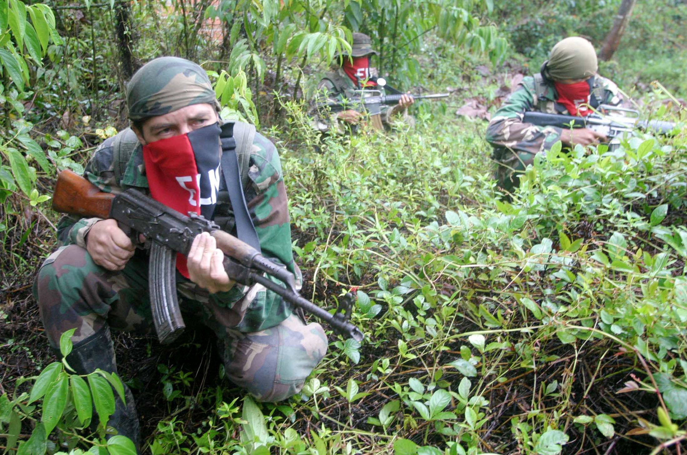 FOTO DE ARQUIVO. Rebeldes colombianos do Exército de Libertação Nacional (ELN) patrulham a selva das montanhas do departamento de Antioquia
