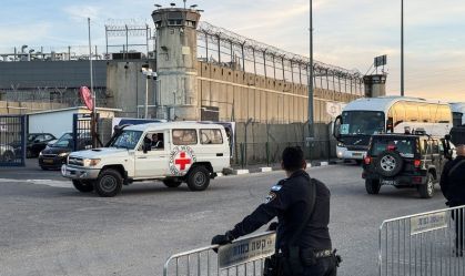 Veículos da Cruz Vermelha Internacional chegam a prisão na Cisjordânia