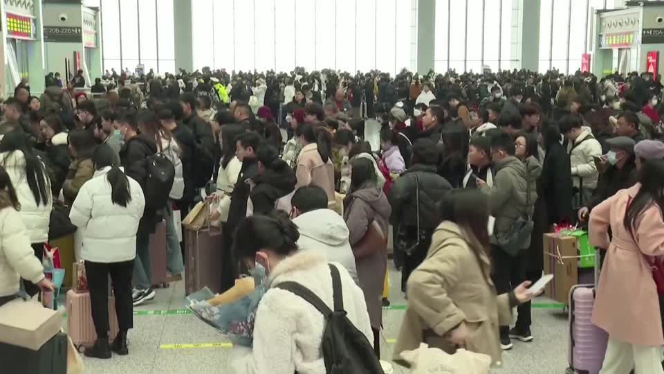 Milhares de pessoas viajam no Festival da Primavera na China