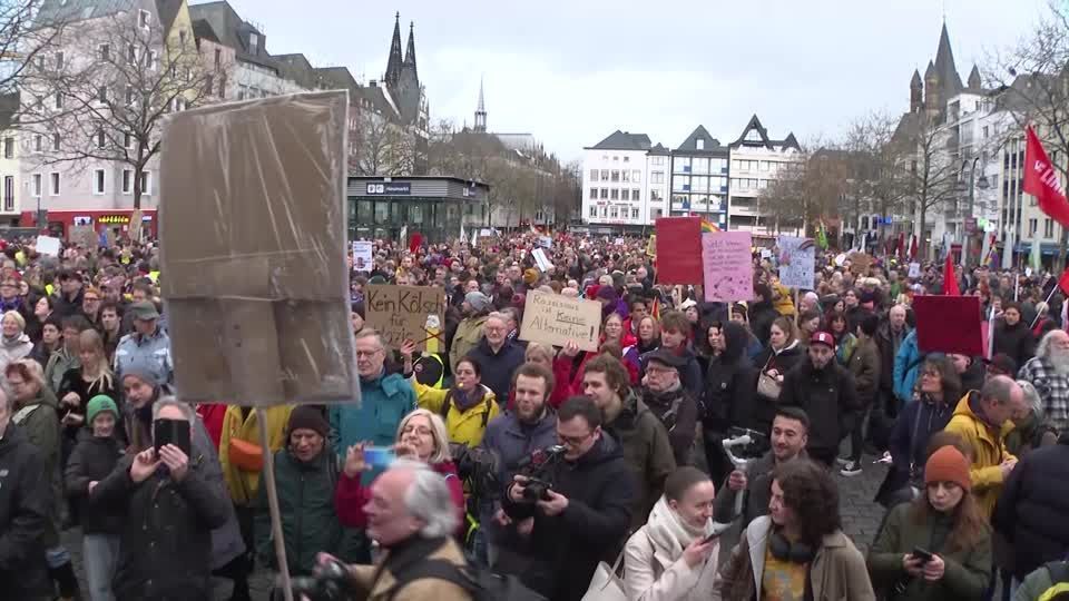 Milhares de pessoas protestam contra a ultradireita em Colôni, na Alemanha • Reuters
